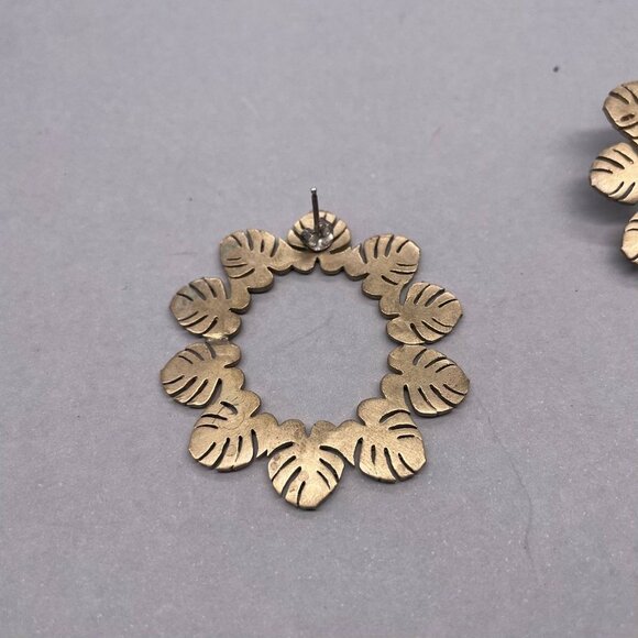 Avrocomy Circle Hawaiian Leaf Stud Brass Earrings Butterfly Closure Gold Tone - Picture 4 of 5